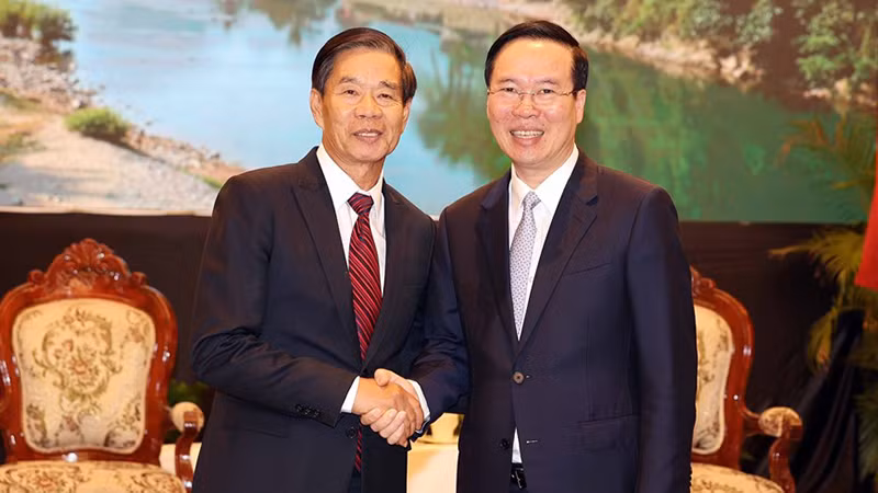 Chủ tịch nước Võ Văn Thưởng tiếp Chủ tịch Ủy ban Trung ương Mặt trận Lào xây dựng đất nước Sinlavong Khoutphaythoune. (Ảnh: Thống Nhất/TTXVN)