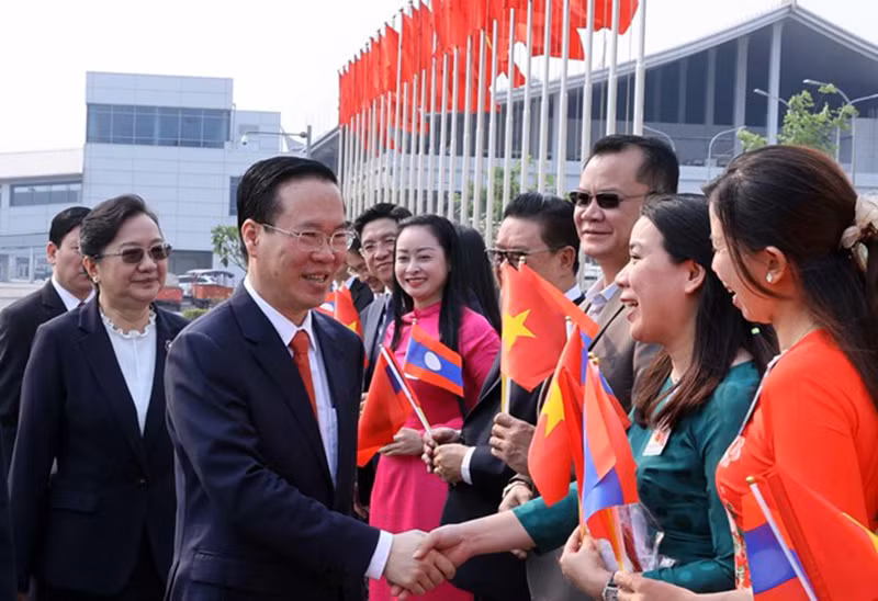 Lễ đón Chủ tịch nước Võ Văn Thưởng tại Sân bay quốc tế Wattay. (Ảnh: Thống Nhất/TTXVN)