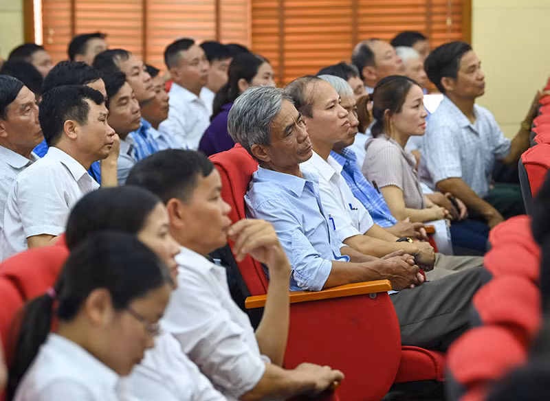 Cử tri huyện Vĩnh Bảo theo dõi Chủ tịch Quốc hội Vương Đình Huệ trao đổi, giải đáp các kiến nghị.