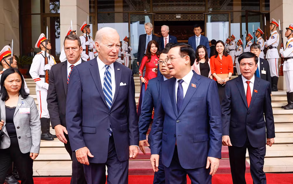 Chủ tịch Quốc hội Vương Đình Huệ tiễn Tổng thống Hoa Kỳ Joe Biden. Chủ tịch Quốc hội Vương Đình Huệ tiễn Tổng thống Hoa Kỳ Joe Biden.