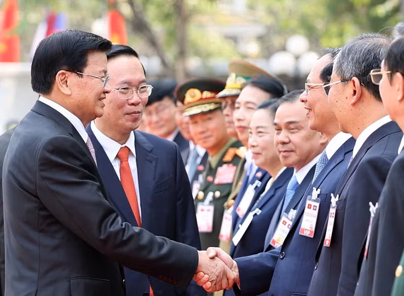 Tổng Bí thư, Chủ tịch nước Lào Thongloun Sisoulith với các thành viên chính thức Đoàn đại biểu cấp cao Việt Nam. (Ảnh: Thống Nhất/TTXVN)