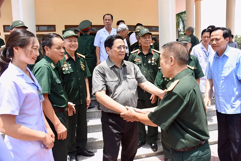 Thủ tướng trò chuyện, thăm hỏi các thương binh, bệnh binh đang điều trị tại Trung tâm Điều dưỡng thương binh Nho Quan.