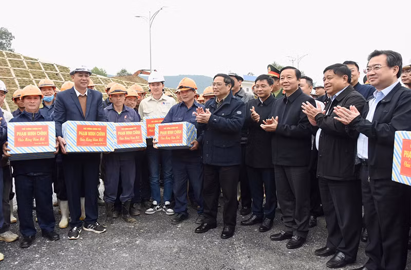 Thủ tướng Phạm Minh Chính thăm hỏi, tặng quà cho người lao động nhân dịp năm mới.