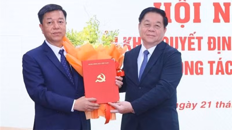 Đồng chí Nguyễn Trọng Nghĩa trao quyết định điều động, bổ nhiệm Giám đốc - Tổng Biên tập Nhà xuất bản Chính trị quốc gia Sự thật cho đồng chí Vũ Trọng Lâm. (Ảnh: TTXVN)