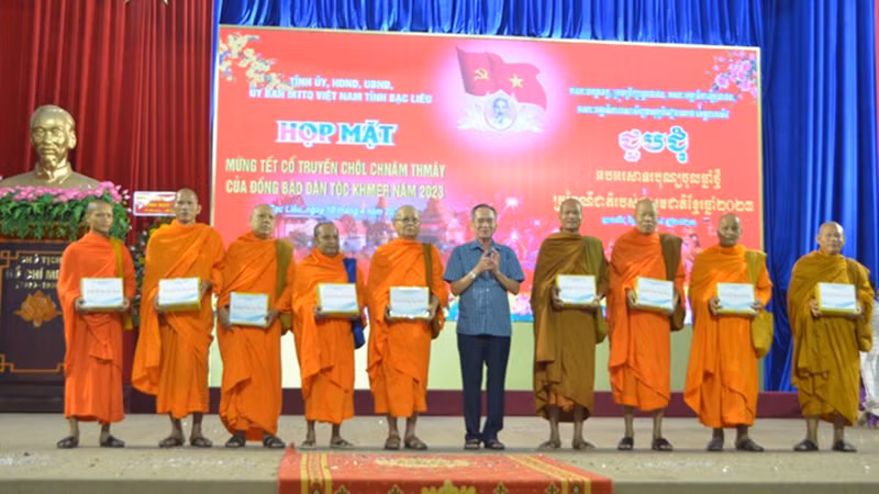 Bí thư Tỉnh ủy Bạc Liêu Lữ Văn Hùng tặng quà các vị chức sắc đồng bào Khmer có nhiều đóng góp xây dựng quê hương.