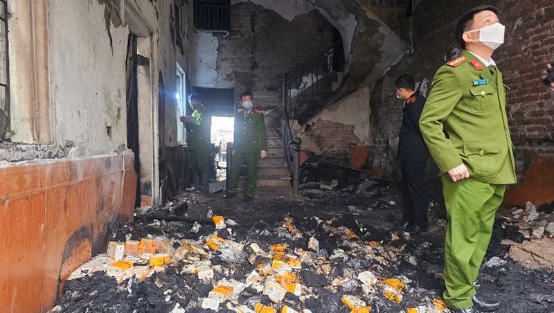 Tầng 1 ngôi nhà bị cháy đen.