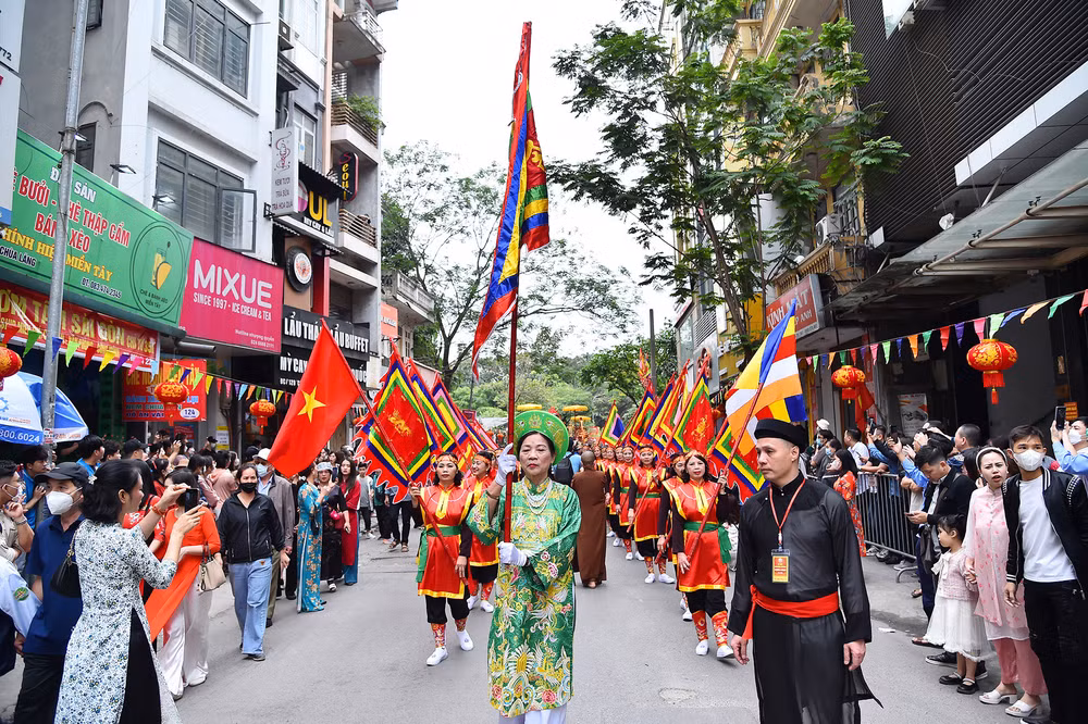 Lễ hội chùa Láng là lễ hội mùa xuân của cả một vùng gồm nhiều làng ở hai bên bờ sông Tô Lịch, là sự kiện tôn vinh, bảo tồn những giá trị văn hóa đặc sắc của vùng đất cổ của khu vực này.