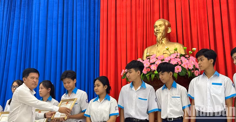 Nhiều học sinh giỏi tiêu biểu được tuyên dương, khen thưởng, tạo sự phấn khởi bước vào năm học mới.