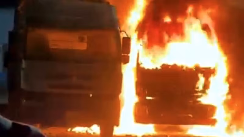 Ngọn lửa cháy dữ dội trên xe ô-tô tải.