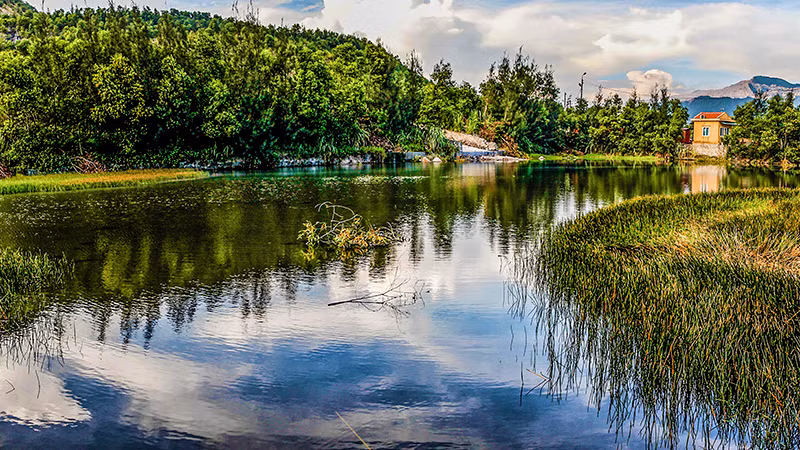 Một góc hồ điều hòa chân bãi thải Nam Đèo Nai.