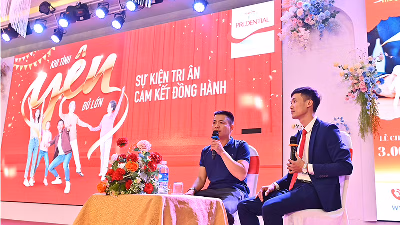 Đại diện gia đình khách hàng chia sẻ tại lễ chi trả.