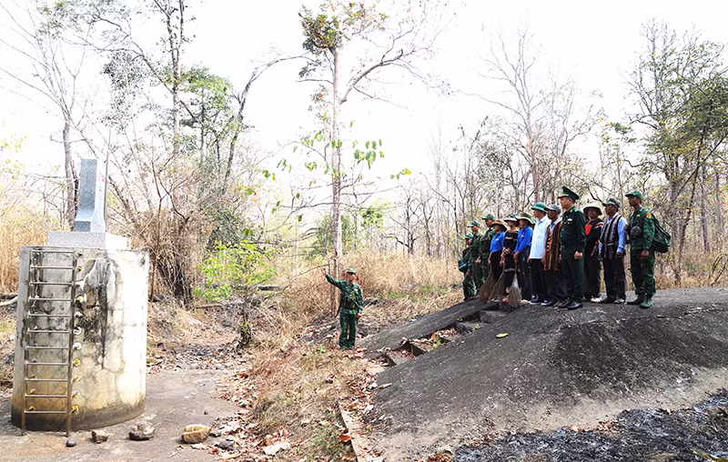 Cán bộ, chiến sĩ Đồn Biên phòng Sê-rê-pốk giới thiệu với lãnh đạo Đảng ủy, chính quyền và đồng bào các dân tộc xã Krông Na, huyện Buôn Đôn về cột mốc chủ quyền quốc gia do đơn vị quản lý. Cán bộ, chiến sĩ Đồn Biên phòng Sê-rê-pốk giới thiệu với lãnh đạo Đảng ủy, chính quyền và đồng bào các dân tộc xã Krông Na, huyện Buôn Đôn về cột mốc chủ quyền quốc gia do đơn vị quản lý.