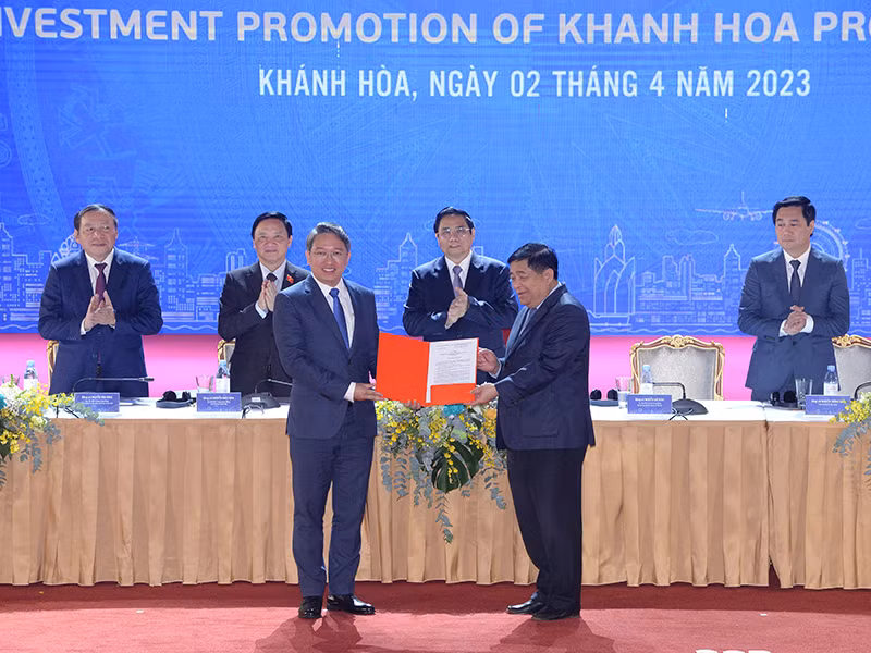 Bộ trưởng Kế hoạch và Đầu tư Nguyễn Chí Dũng trao Quyết định 318/QĐ-TTg phê duyệt Quy hoạch tỉnh Khánh Hòa thời kỳ 2021-2030, tầm nhìn đến năm 2050 cho Bí thư Tỉnh ủy Khánh Hòa Nguyễn Hải Ninh.