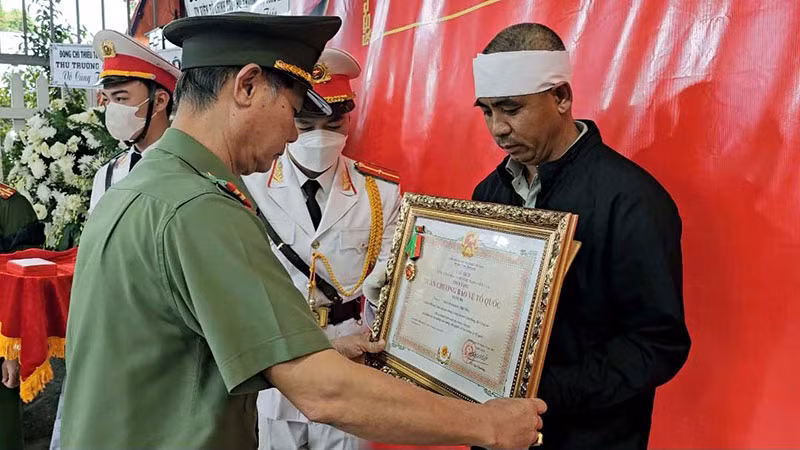 Đại tá Nguyễn Quang Thống, Phó Giám đốc Công an tỉnh Lâm Đồng, trao Huân chương Bảo vệ Tổ quốc hạng Ba cho gia đình liệt sĩ Nguyễn Khắc Thường.