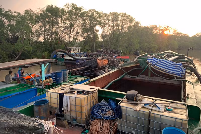 Các phương tiện khai thác cát trái phép bị lực lượng công an bắt giữ.