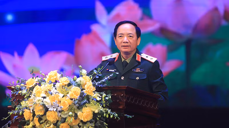 Trung tướng Trịnh Văn Quyết, Phó Chủ nhiệm Tổng cục Chính trị phát biểu tại hội nghị. 