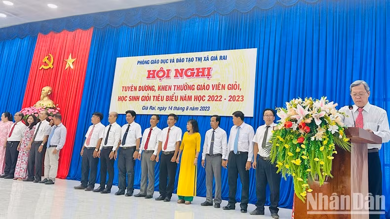 Nhiều giáo viên có thành tích xuất sắc được tuyên dương, khen thưởng.