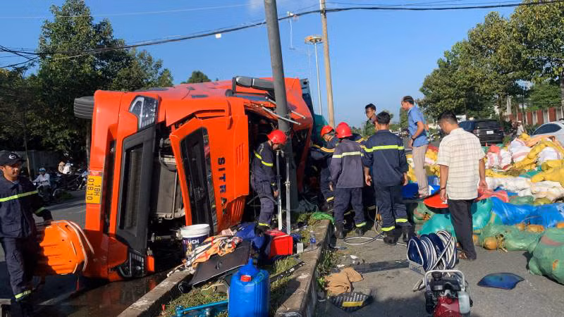 Hiện trường lực lượng chức năng giải cứu nạn nhân.