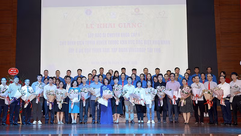 Các bác sĩ tham gia dự án "Thí điểm bác sĩ trẻ tình nguyện về vùng khó khăn" tặng hoa Ban Quản lý dự án và các giảng viên hướng dẫn.