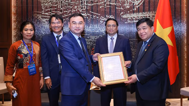 Thủ tướng Phạm Minh Chính chứng kiến trao Giấy chứng nhận đăng ký đầu tư cho Tập đoàn Khoa học kỹ thuật năng lượng mới Runergy đầu tư tại tỉnh Nghệ An. (Ảnh: NHẬT BẮC)