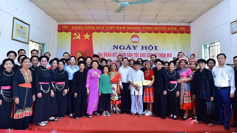 Thường trực Đảng ủy Khối dự Ngày hội Đại đoàn kết ở thôn Mới.