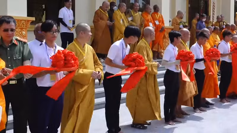 Nghi thức cắt băng khánh thành Trai đường.