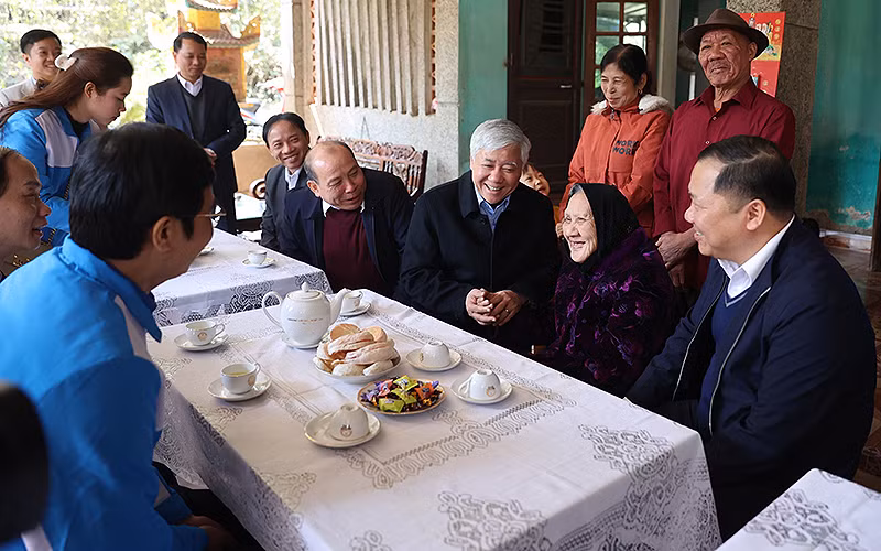 Các đồng chí Lãnh đạo Đảng, Nhà nước, Đoàn thanh niên và địa phương đến thăm, chúc sức khỏe Bà mẹ Việt Nam Anh hùng Nguyễn Thị Chố.