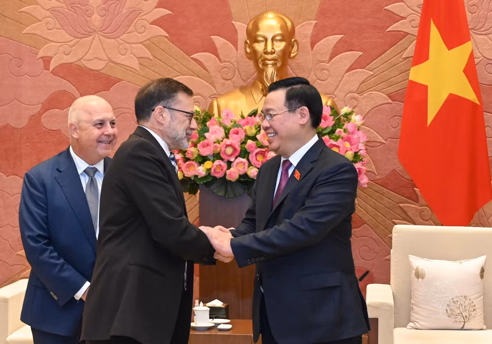 Chủ tịch Quốc hội Vương Đình Huệ với các đại biểu tại buổi tiếp.