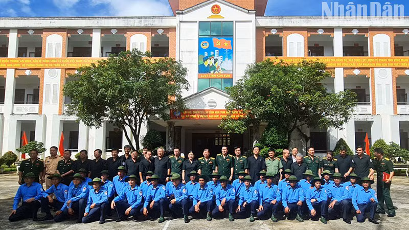 Đội K53 chụp hình lưu niệm với Ban Chỉ đạo 515 tỉnh Kon Tum trước lúc xuất quân.