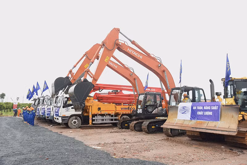 Các đơn vị thi công công trình. (Ảnh: TRẦN HẢI)