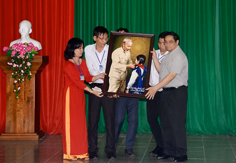 Thủ tướng Phạm Minh Chính tặng quà lưu niệm cho Trường Nuôi dạy trẻ em khuyết tật Bến Tre. Thủ tướng Phạm Minh Chính tặng quà lưu niệm cho Trường Nuôi dạy trẻ em khuyết tật Bến Tre.