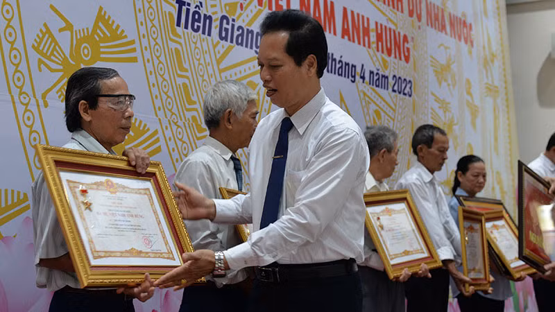 Thừa ủy quyền Chủ tịch nước, đồng chí Nguyễn Thành Diệu trao Bằng Danh hiệu vinh dự Nhà nước Bà mẹ Việt Nam Anh hùng cho thân nhân các mẹ.