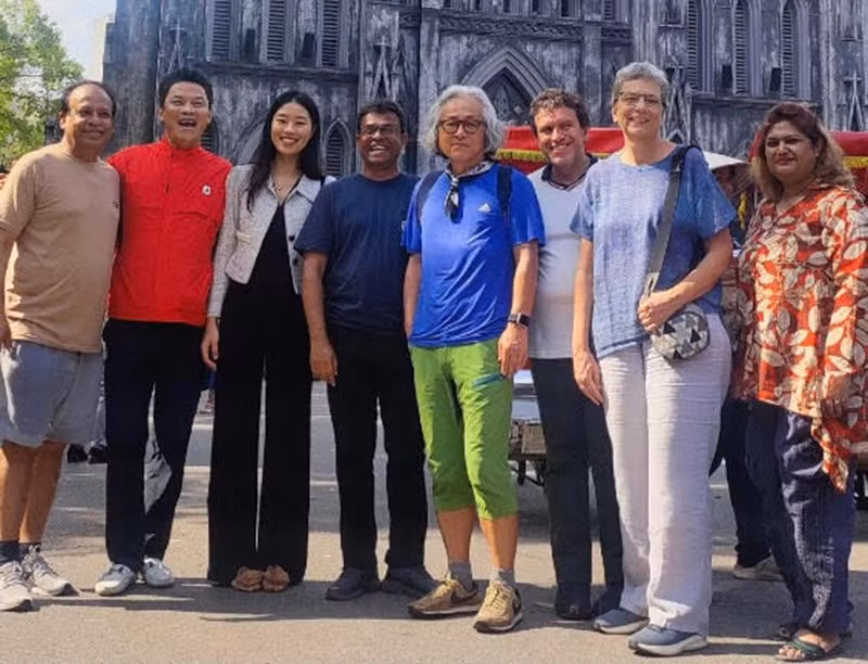 Ông Lê Quý Dương (áo đỏ), tác giả-đạo diễn Lễ hội nghệ thuật biểu diễn quốc tế 2023 tại Bình Thuận cùng các nghệ sĩ, nhà quản lý, nghiên cứu nghệ thuật các nước.