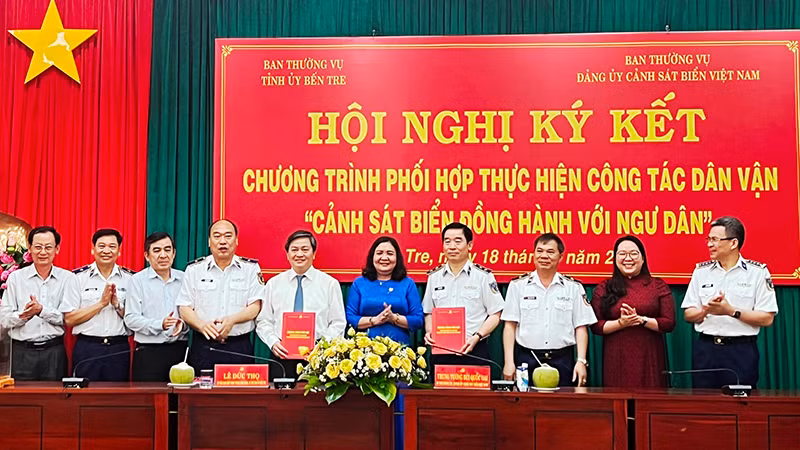 Lãnh đạo Cảnh sát biển Việt Nam và tỉnh Bến Tre ký kết chương trình hợp tác “Cảnh sát biển đồng hành cùng ngư dân”.
