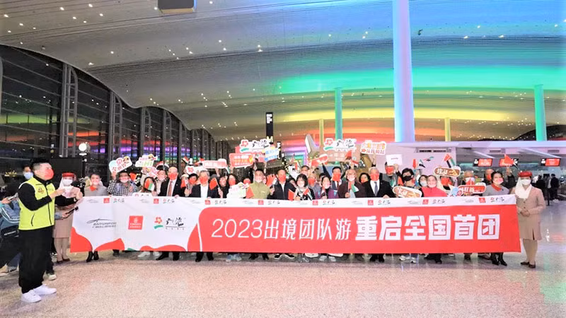 Những du khách Trung Quốc đầu tiên đi du lịch nước ngoài sau hơn 3 năm bùng phát đại dịch Covid-19. (Ảnh: GDToday)