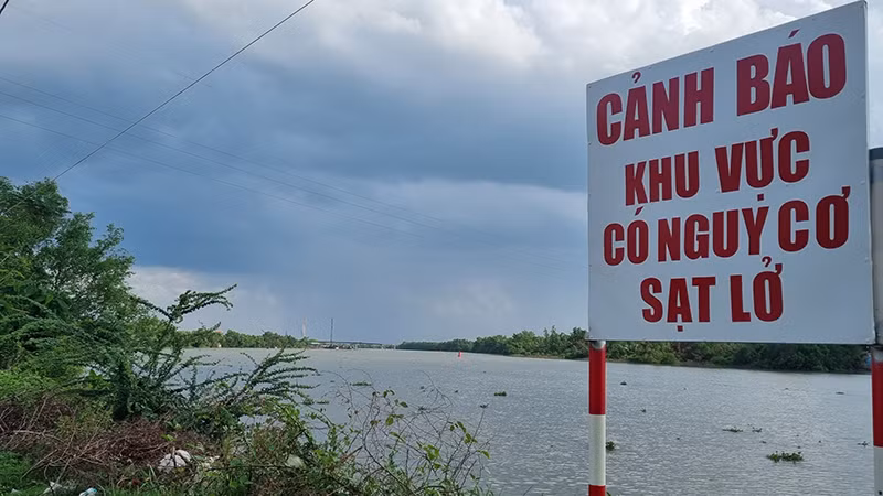 Ngành chức năng đã cắm biển cảnh báo tại khu vực có nguy cơ sạt lở cao, đoạn qua địa phận xã Phước Lại, huyện Cần Giuộc, tỉnh Long An. 