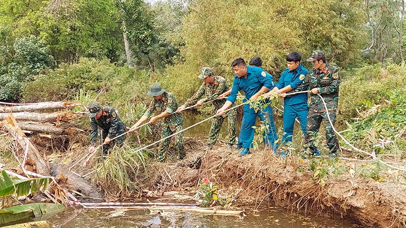 Lực lực lượng công binh tỉnh Trà Vinh tiến hành thu gom quả bom tại xã Long Vĩnh, huyện Duyên Hải.