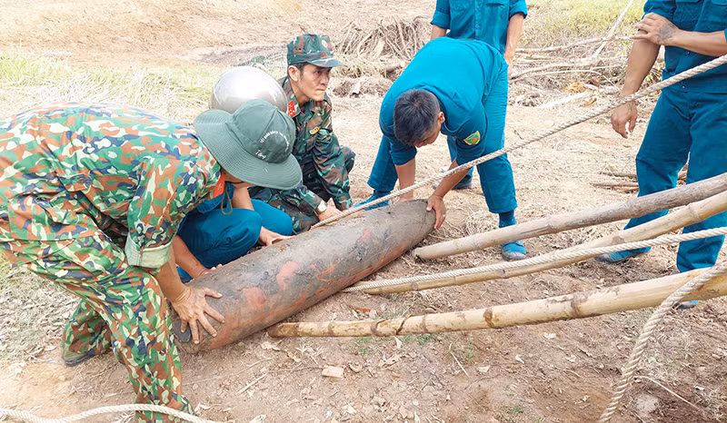Quả bom nặng hơn 200kg, còn ngòi nổ sẽ được đưa về tập kết tại trường bắn huyện Tiểu Cần để xử lý.