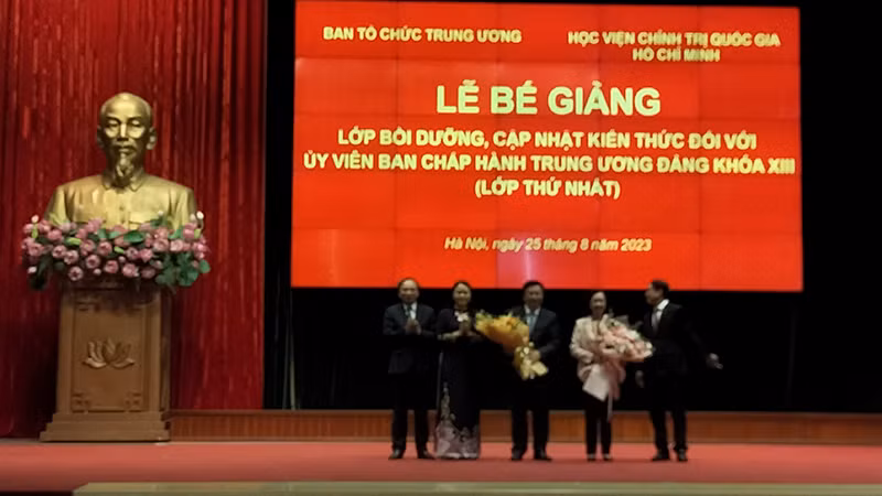 Đại diện Lớp tặng hoa các đồng chí trong Ban Chỉ đạo Lớp học.
