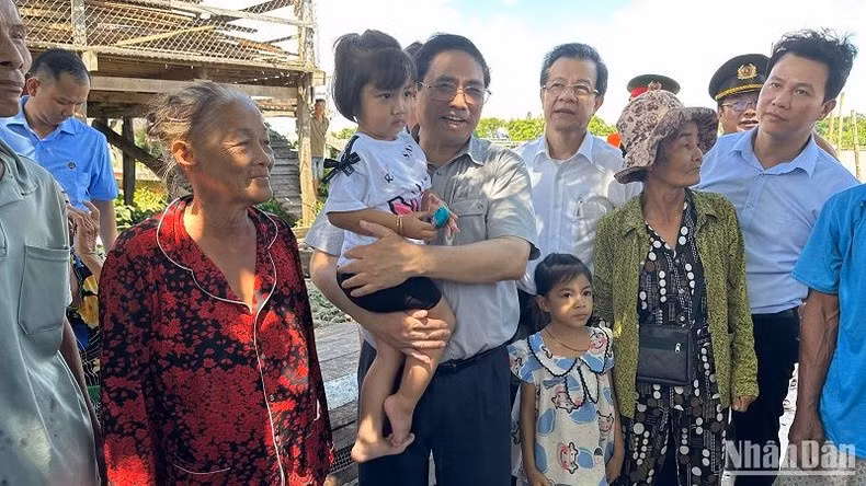 Thủ tướng Phạm Minh Chính thăm bà con nhân dân trong vùng nhân chuyến khảo sát.