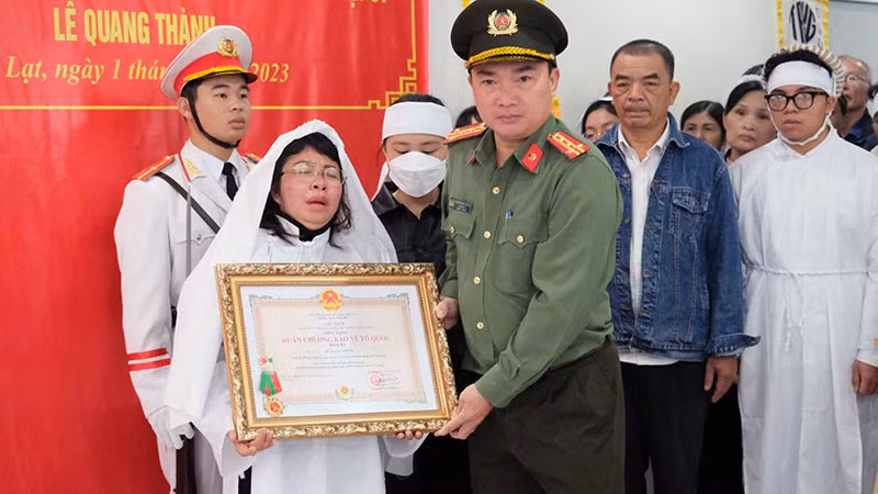 Đại tá Trương Minh Đương, Giám đốc Công an tỉnh Lâm Đồng, trao Huân chương Bảo vệ Tổ quốc hạng Ba cho thân nhân gia đình liệt sĩ Lê Quang Thành.