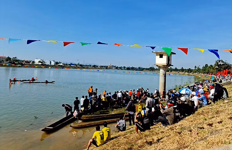 Đông đảo cán bộ, nhân dân, học sinh trên địa bàn tỉnh Kon Tum đến cổ vũ cho các đội đua.