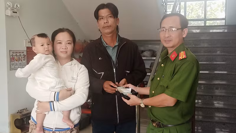 Đại diện Công an huyện U Minh Thượng, tỉnh Kiên Giang trao trả lại số tiền cho người đánh rơi mà ông Lê Văn Tổng nhặt được, mang trình báo Công an, ngày 4/1. 