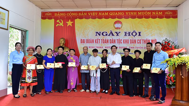 Thường trực Đảng ủy Khối tặng quà các gia đình chính sách và hộ nghèo.