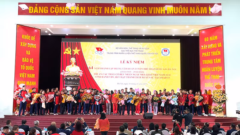 Mít tinh kỷ niệm 64 năm thành lập Trung tâm Huấn luyện thể thao quốc gia Hà Nội và vinh danh, tặng thưởng các VĐV, HLV xuất sắc.
