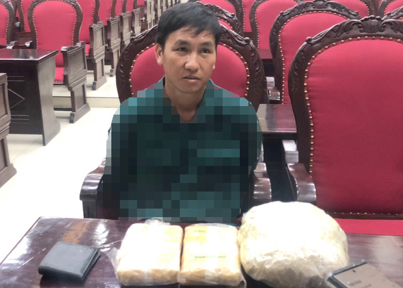 Đối tượng Giàng A Hờ cùng tang vật bị bắt giữ.