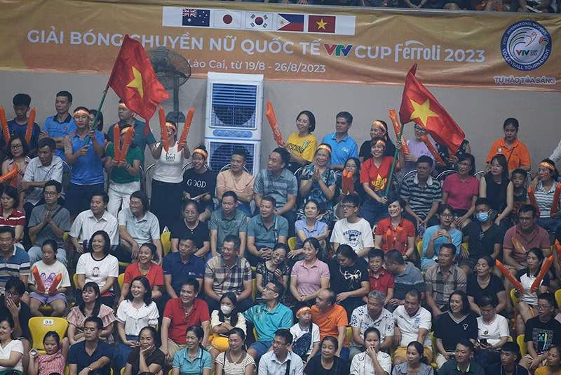 Đông cổ động viên đến cổ vũ hai đội thi đấu.