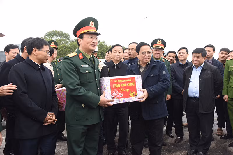 Thủ tướng Phạm Minh Chính thăm hỏi, chúc Tết cán bộ, công nhân đang thi công trên công trường thi công Cầu Vĩnh An.