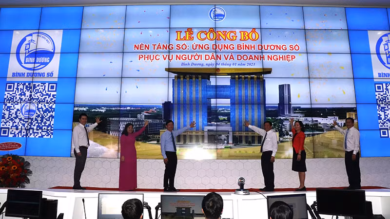 Các đại biểu thực hiện nghi thức công bố nền tảng số “Ứng dụng Bình Dương số phục vụ người dân và doanh nghiệp”.