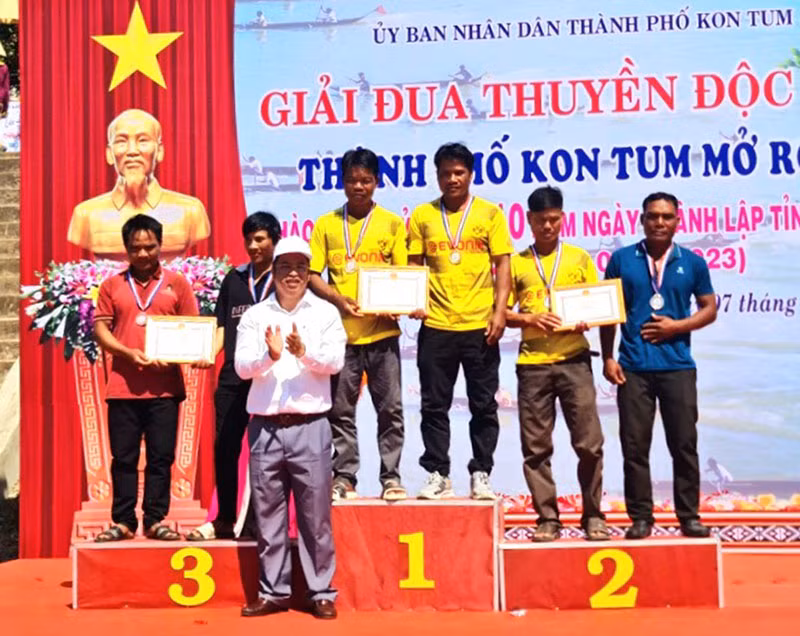 Trao giải Nhất, Nhì, Ba cho nội dung 1.500m.